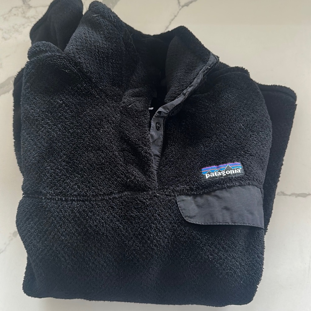 Black Patagonia pullover